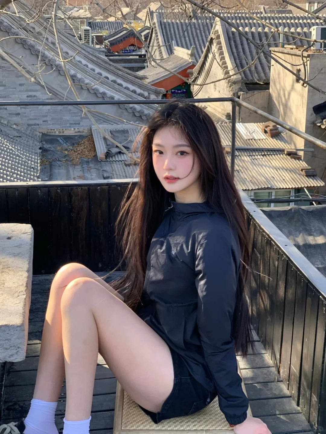 北京胡同里晒晒太阳
来北京几天都是晴天
开心～