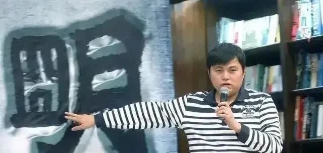 [微风]2006年，广东顺德海关的一位小公务员，晚上回家后偷偷地告诉妻子说：“老