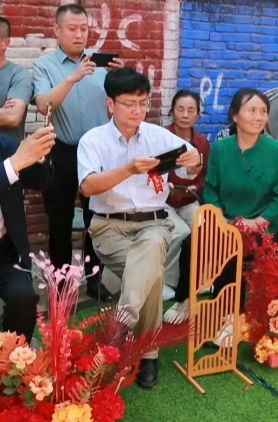 久未露面的郑强教授最近出现在一场农村婚礼现场！
他从运城赶到平陆，参加自己在太原