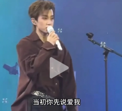 看看窦靖童的出道，张柏芝演唱会上谢振轩的助场，就知道大曲线是多么的愚蠢！

王菲