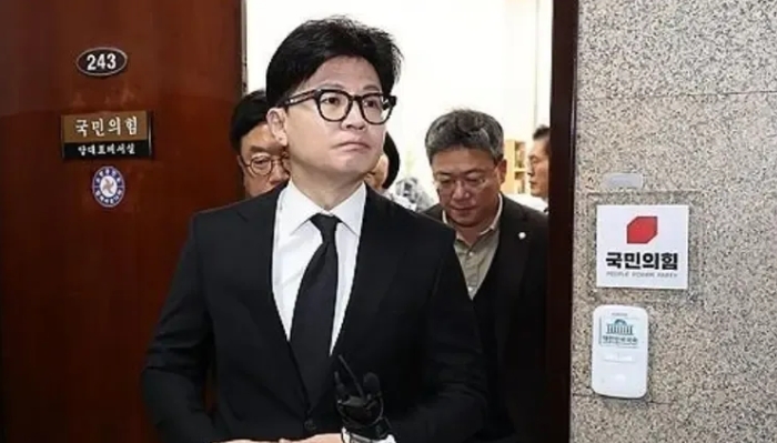 来自韩国政坛又一重量新闻，韩国国民力量党党首，韩东勋，宣布辞去党首职务，还有新闻