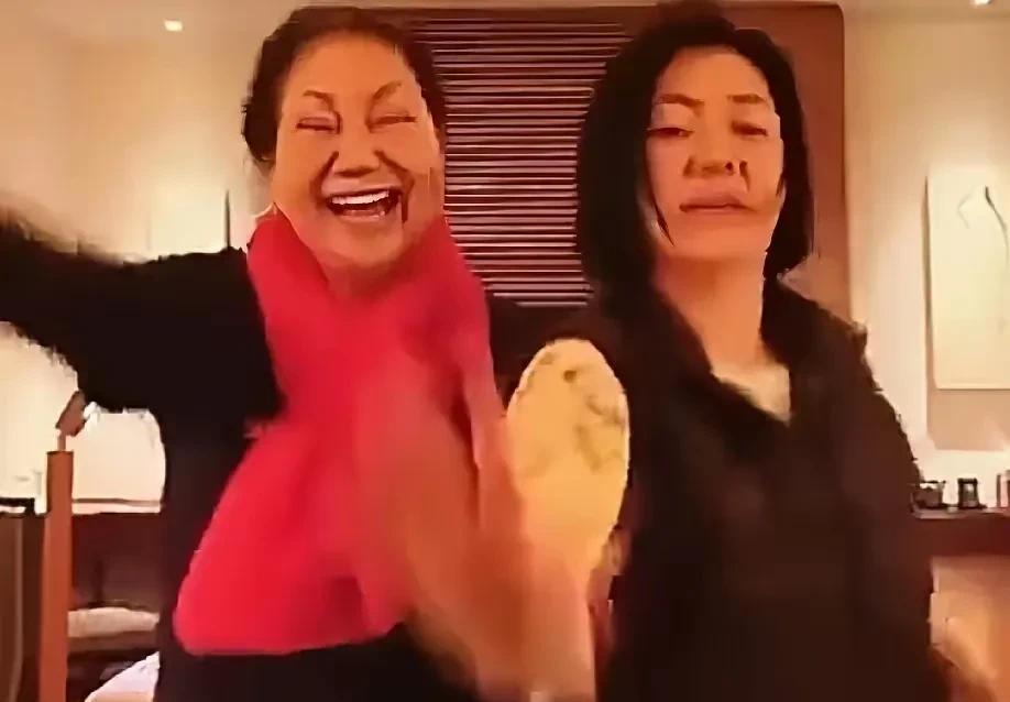 台媒体曝料，老曲线哭着求汪小菲接走孩子！

先前曲线家族在媒体前哭诉汪小菲暴力抢