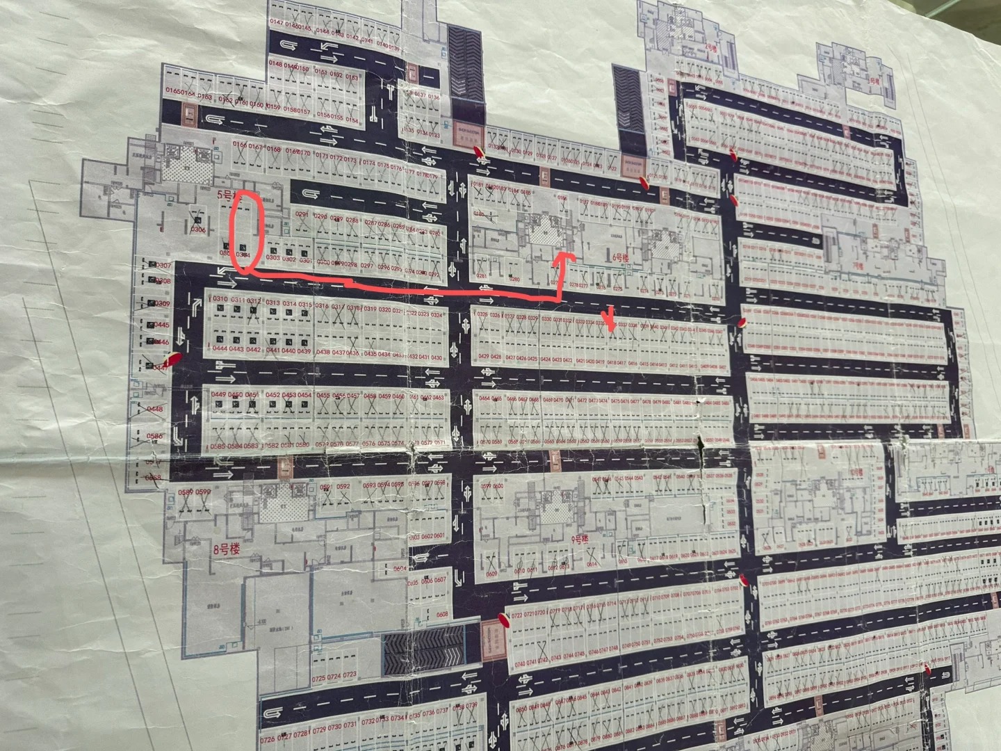 0304好还是0336好,请大家帮我选选车位
子母车位12万加一个充电桩1万（必