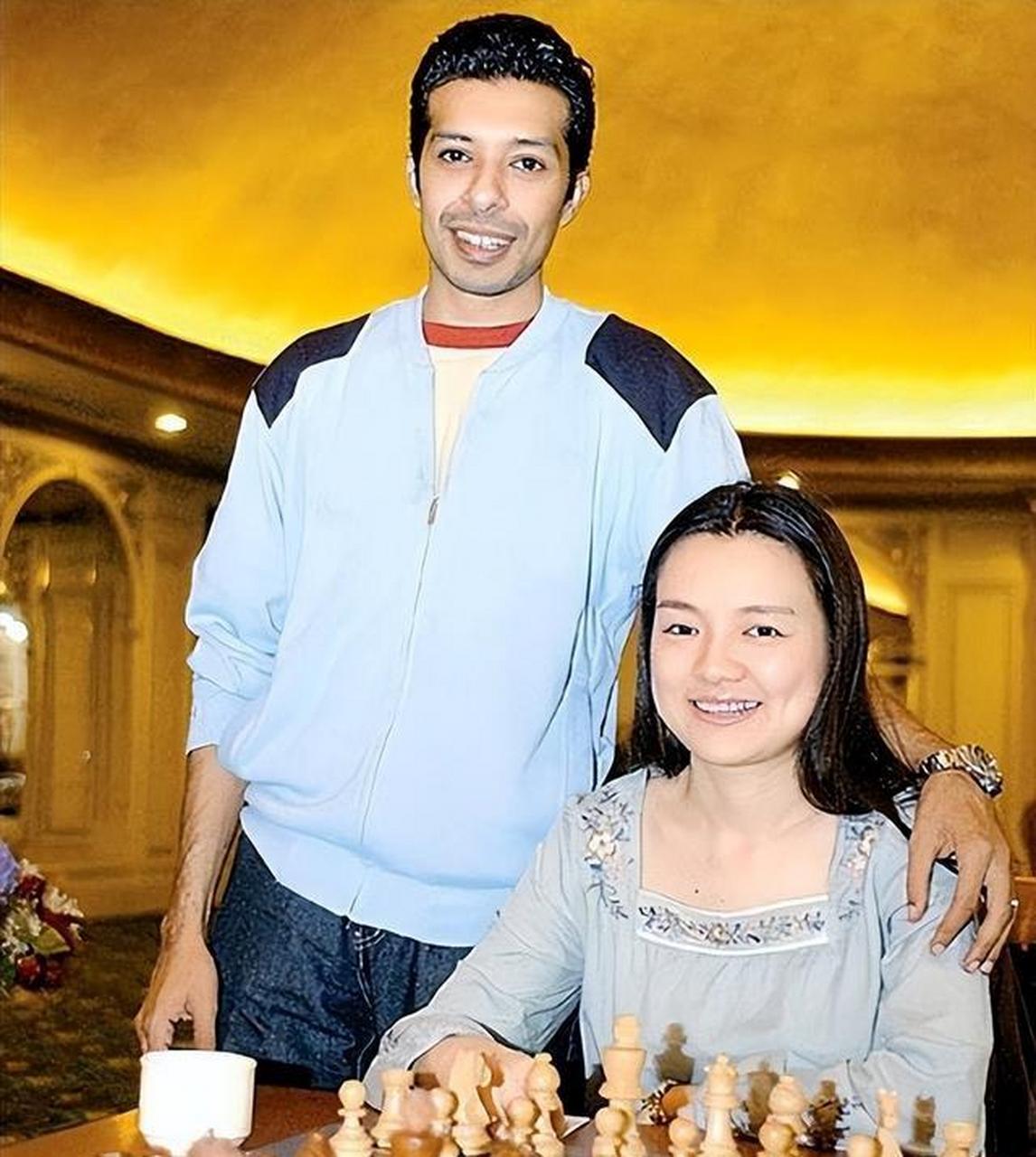 2000年，“美女棋后”禇宸放弃中国籍，远嫁卡塔尔皇室。母亲极力劝阻：“他能娶四