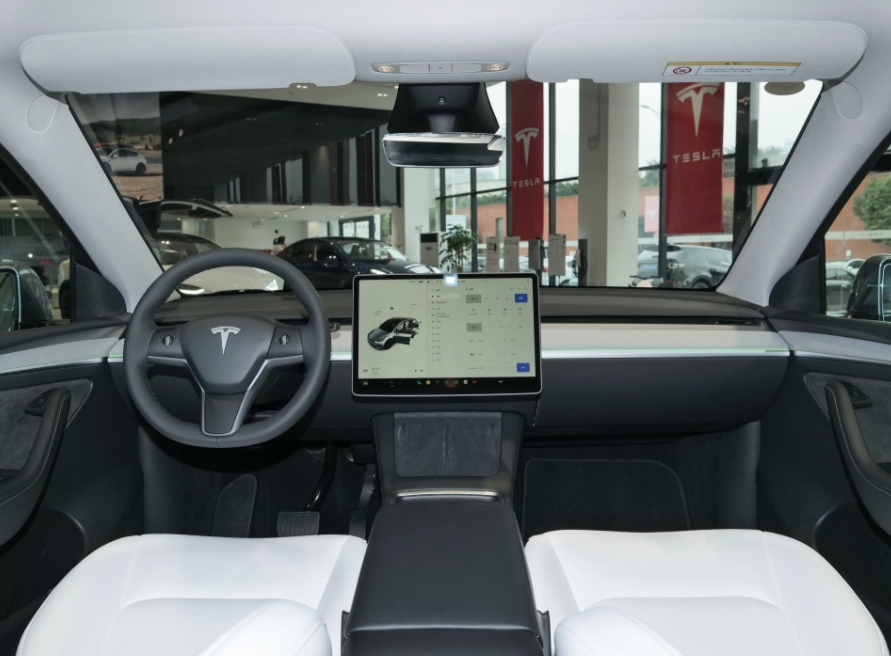 
特斯拉确实在一定程度上引领了中国廉价新能源车的内饰设计。
自从特斯拉只配备了巨