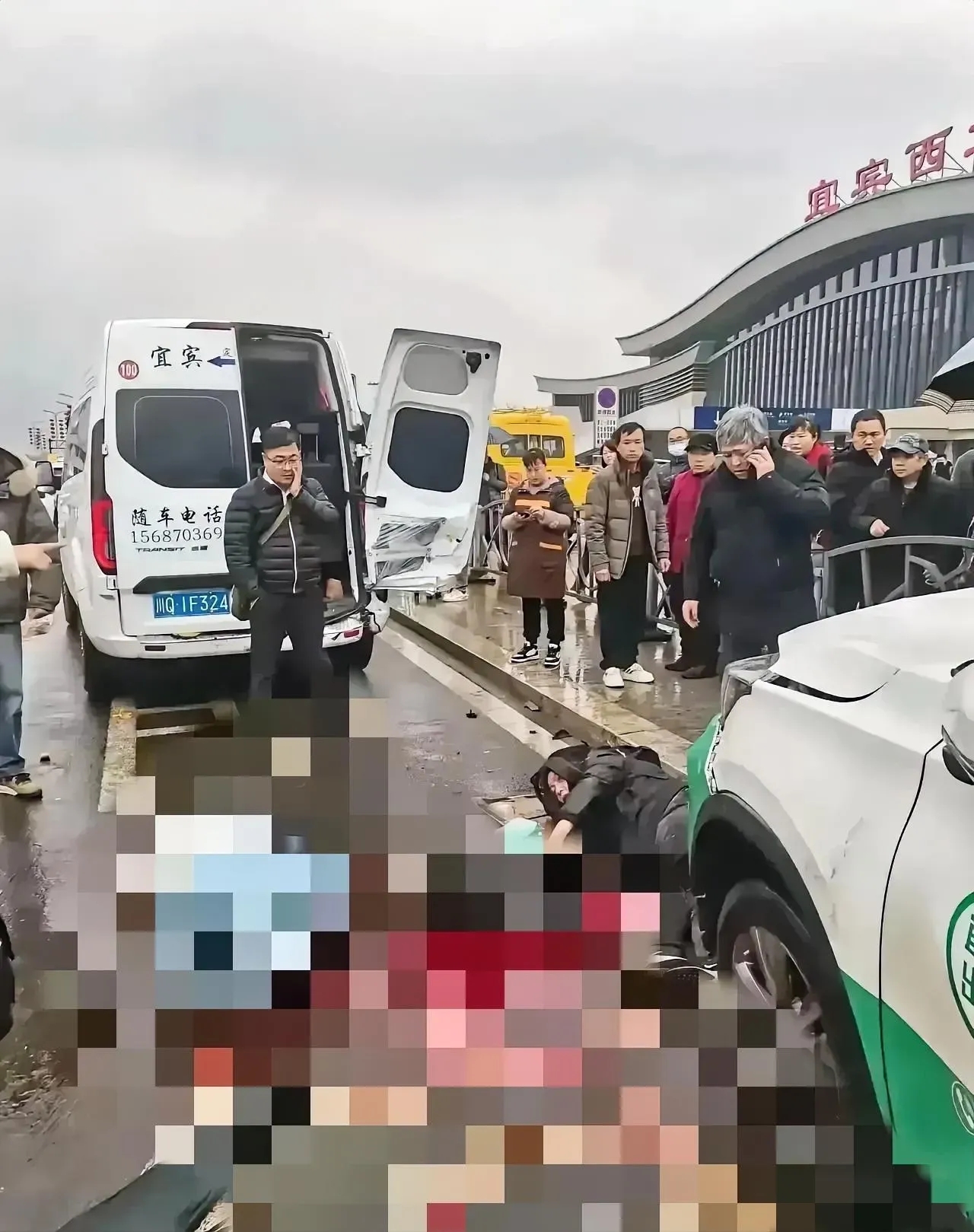 宜宾西站凌晨惊魂！司机瞌睡撞飞违停车
  监控拍下揪心画面：白色轿车违停主干道，