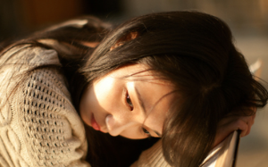 妈妈去世后，爸爸恨极了我，甚至巴不得我去死，可后来他却后悔了……