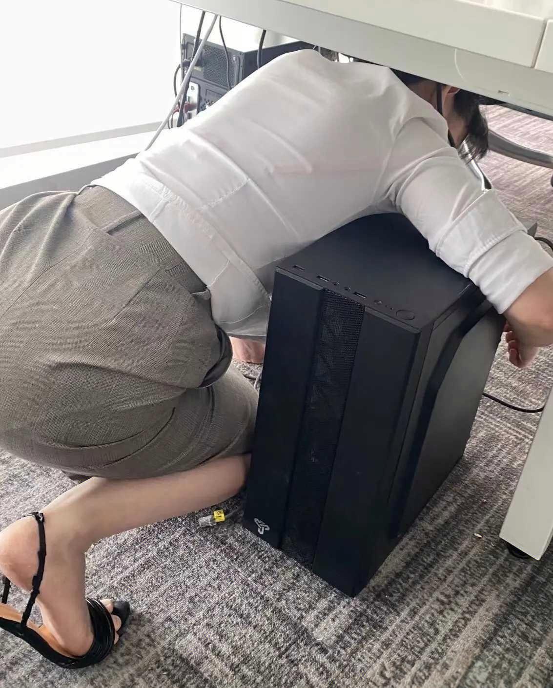 老板的电脑坏了，帮忙修一下
