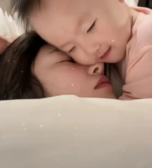 看闪闪这张抱着妈妈的照片，突然理解了为什么黄一鸣会生下她了。其实且不提王思聪了，