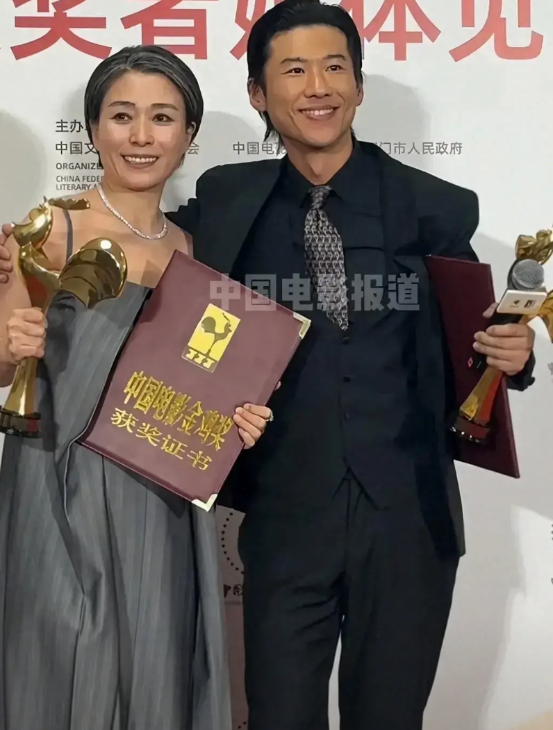 金鸡奖这回热闹了！王骁和刘丹拿奖，雷佳音和李庚希却被喷流量。看看陈凯歌导演，那么