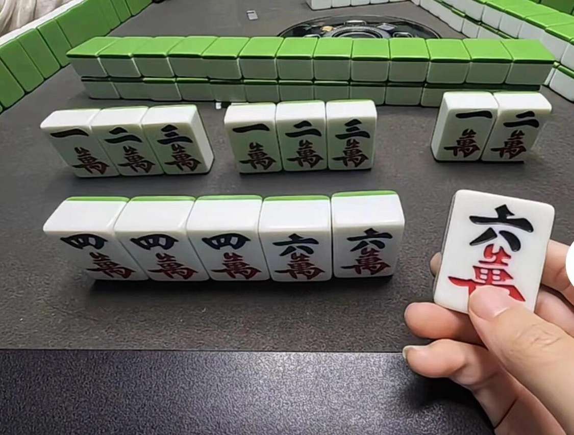 摸到六万 这牌该怎么打？