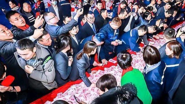 河南一企业利润两亿却年终奖发一亿，职工数钱数到手抽筋