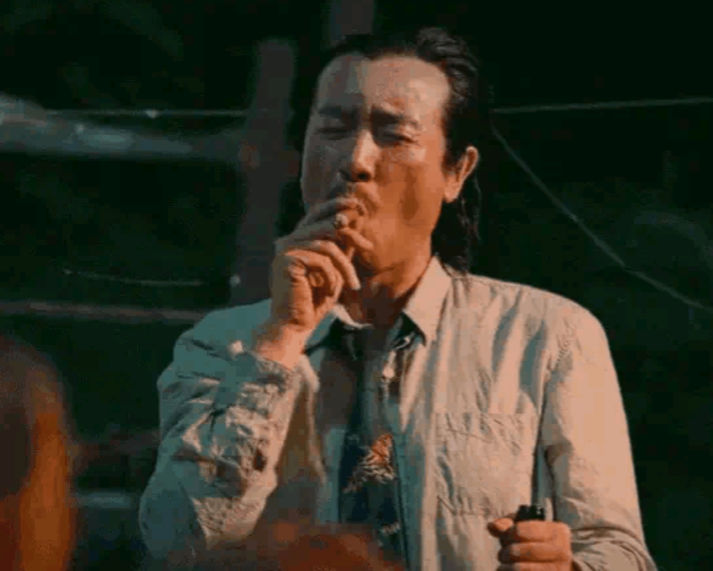 一直以为于和伟是个只会叼着雪茄蹦迪唱K的社会大哥，没想到他还是一个会弹吉他的文艺