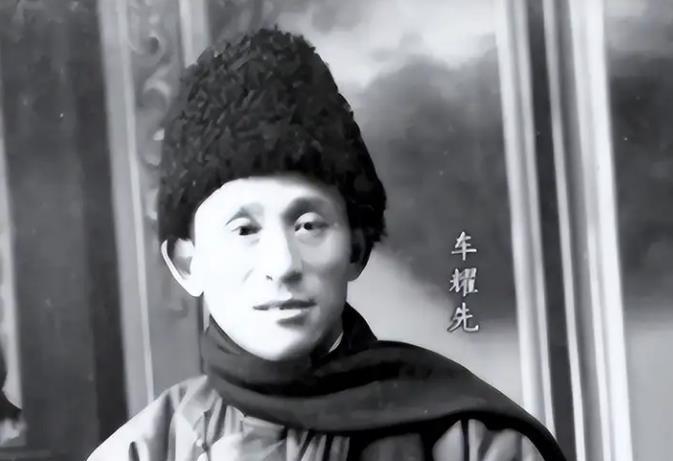 1923年，一名川军连长头部受重伤，战士们都以为他死了，随即扔进弹坑里草草掩埋，