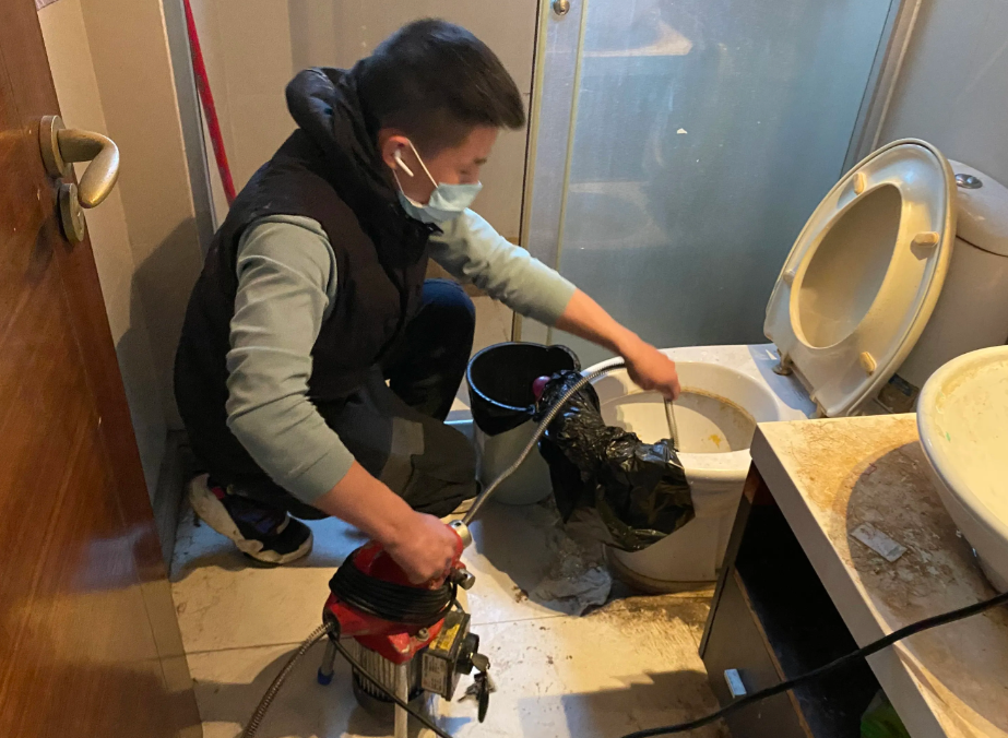 女子下班后发现马桶堵了，赶紧在某平台找了一位维修师傅，师傅承诺，一二百块钱就能搞