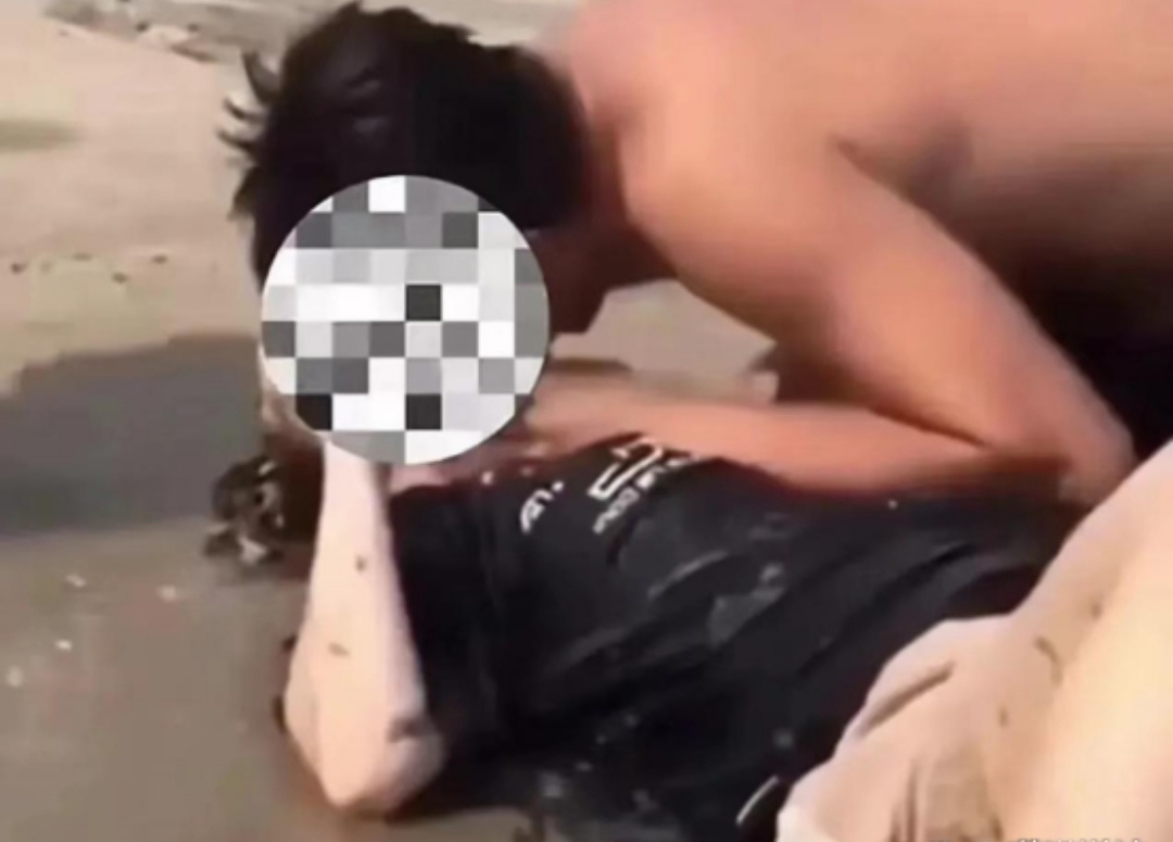 公园内一位年轻女性不慎掉进湖中，路过的小伙毫不犹豫的跳进水中把女子救了上来。小伙