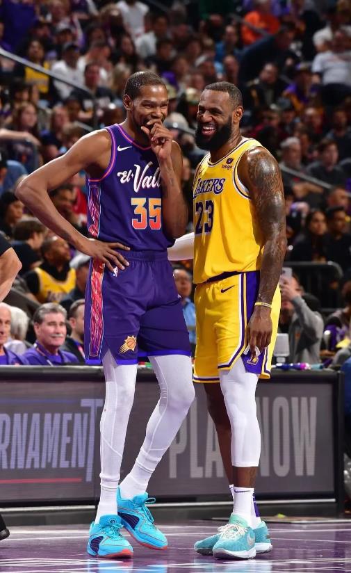 詹姆斯：KD，你看了吗，勇士今天又输了，库里得了2分。

杜兰特：是吗，我没太注