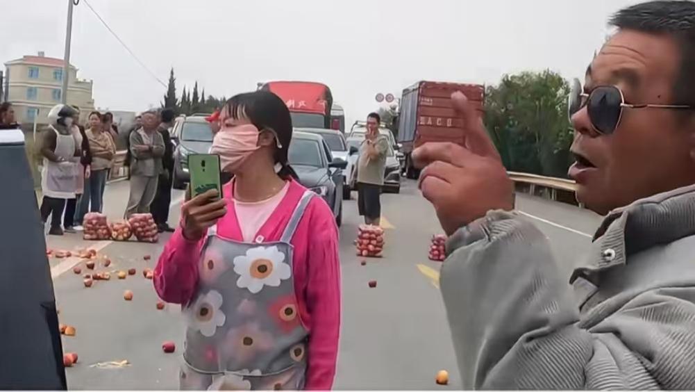 云南果农“霸道”拦路卖苹果，法治社会岂容“野蛮生长”？