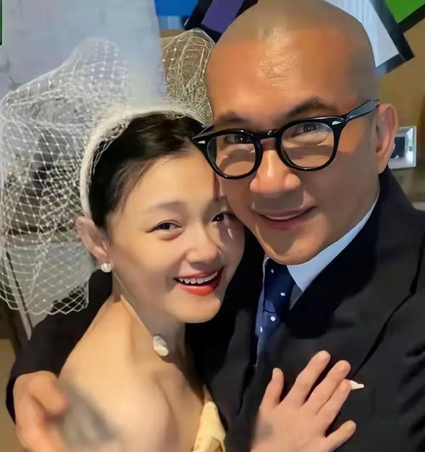 大S的韩国丈夫回去后在做断舍离，主要是为了新人：

删除所有关于亡妻的内容，以免