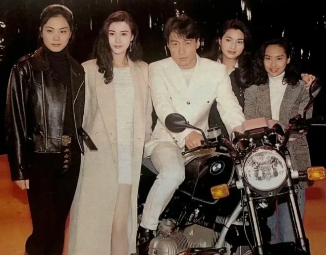 王菲的身高确实很高，这一点毋庸置疑。在她与李嘉欣的合影中，尽管李嘉欣的身高为17