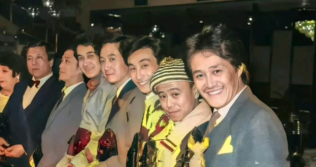 1992年，拍摄于北京，春节联欢晚会后台的一张演员合影。除了本山大叔其他人都不认