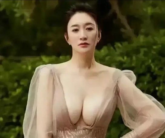 李小冉命真的好，老公送5个亿给她zuo
不得不说有的人长了一张男人都喜欢的脸，直
