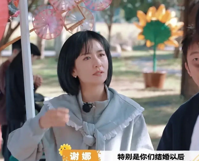 谢娜问向佐：“你们过年怎么过？”向佐：“我们不过年，我们避年。”杨迪大惊：“为什