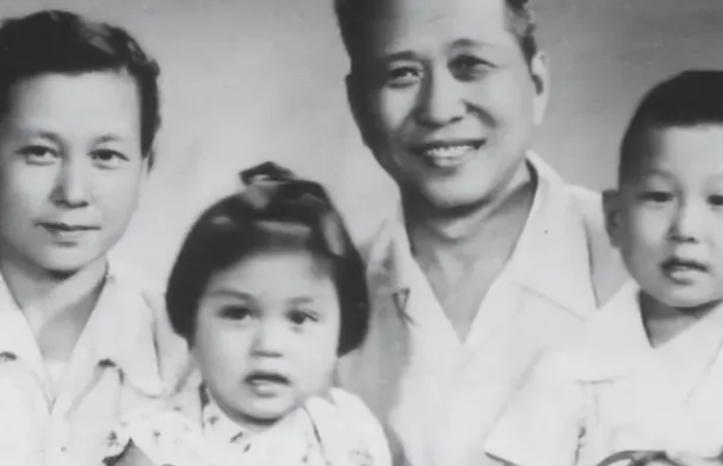 她18岁嫁给林彪，是一位公认的大美女
1937年，抗日军政大学的校园里，一位身着