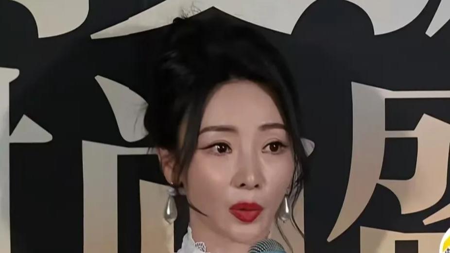 柳岩与男友现身妇产医院做检查，疑似怀孕引关注，后援会否认怀孕