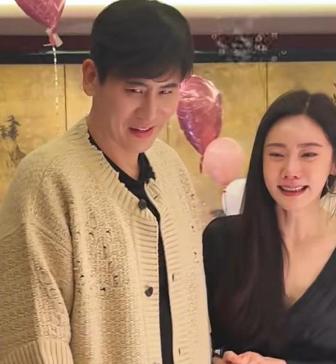 秋瓷炫生日会透露会生二胎，感谢公婆。
 
这个年纪别再生了，对孩子对自己都不好，