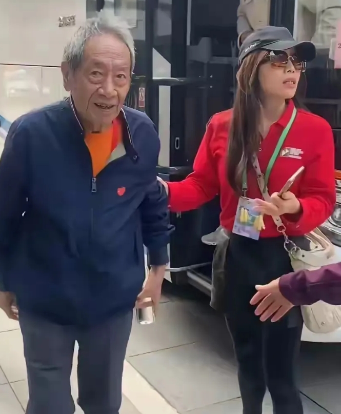 王奎荣的极度衰老
与比其小 37 岁的 妙龄妻子分不了
2014年，68岁高龄的