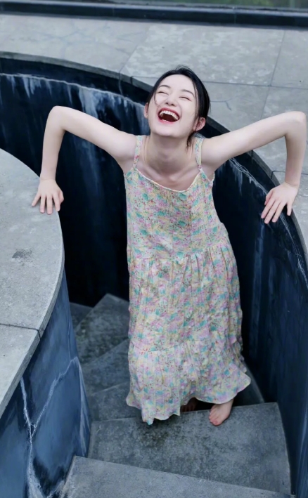 郭晓婷，沉思的午后，静坐台阶，享受时光的慢节奏