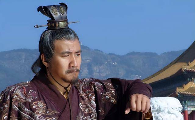 1364年，13岁的陈友谅之子陈理，颤抖着趴在地上，哭喊道：“我降，我全家都降。