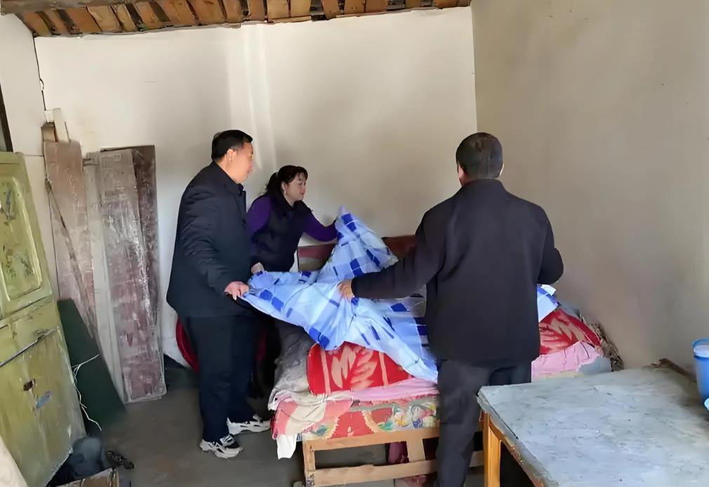 江苏徐州，大爷是五保户，一生未娶，父母去世后，大爷跟着二弟一起生活，不料，大爷车