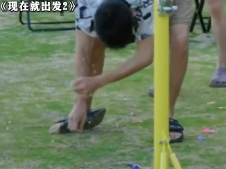 林一也是真乐于助人，本来林更新拖鞋滑到脚脖子的好笑程度有100%，

林一默默走