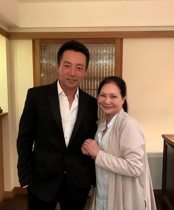 别看我们平时在网上吐槽汪小菲，吐槽张兰，隔着屏幕谁也不认识谁，当现实中见到真人了