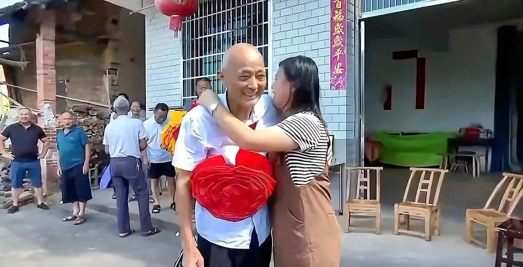 湖南的徐女士在2024年夏天经历了一次险情。她驾车时不慎连人带车掉进池塘，情势万