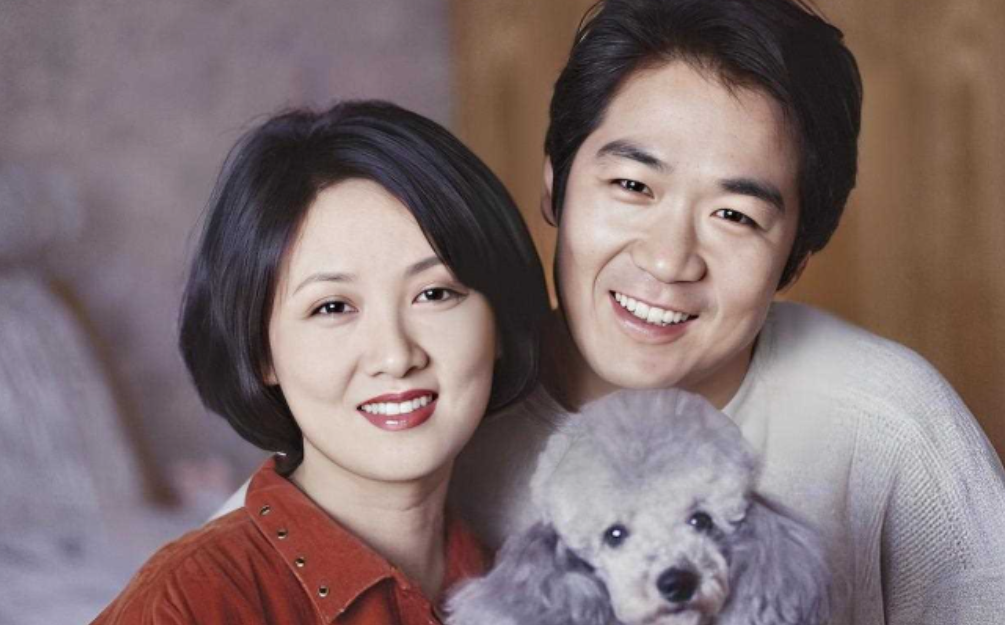 2021年，主持人问张默：你会喊邓婕为妈妈吗？张默说了一句话，让邓婕一脸尴尬，而