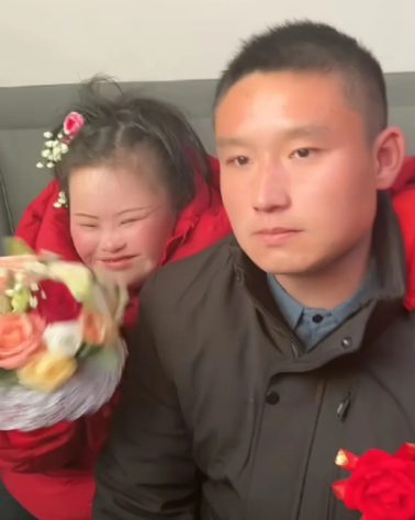 这个婚就非结不可吗，男的看起来都要哭了，女的很开心，一个劲往男的怀里钻。
中国人