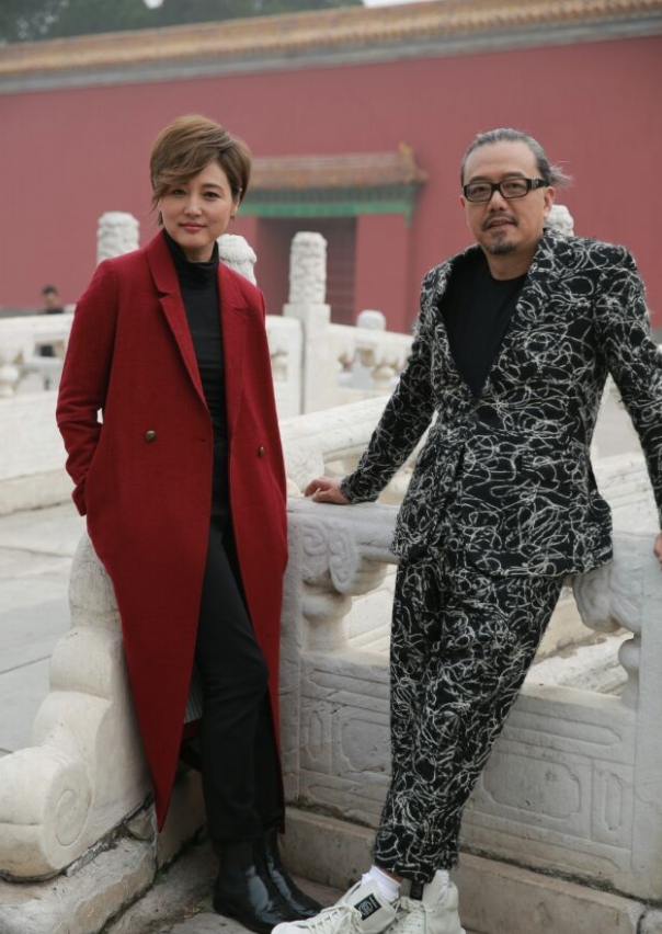 香港著名演员张锦程和老婆合照，记得他老婆以前也在TVB拍过戏，现在依然这么漂亮