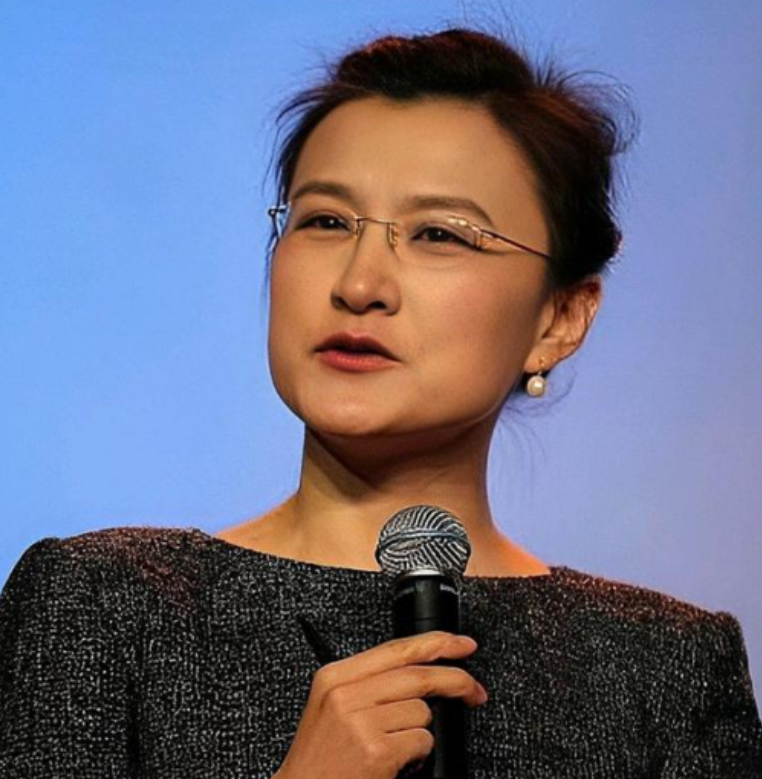 “你不配做主持人，滚出主持界！”央视一女主持人被喊话，她究竟做了什么让人们如此愤