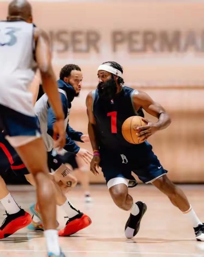 当詹姆斯-哈登戴上发带的时候，整个联盟就要颤抖了。今天快船官方在社媒上晒出了球队