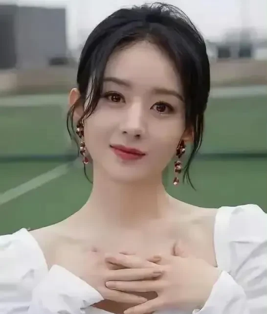 赵丽颖现在和刚出道时的照片对比，变化好大啊