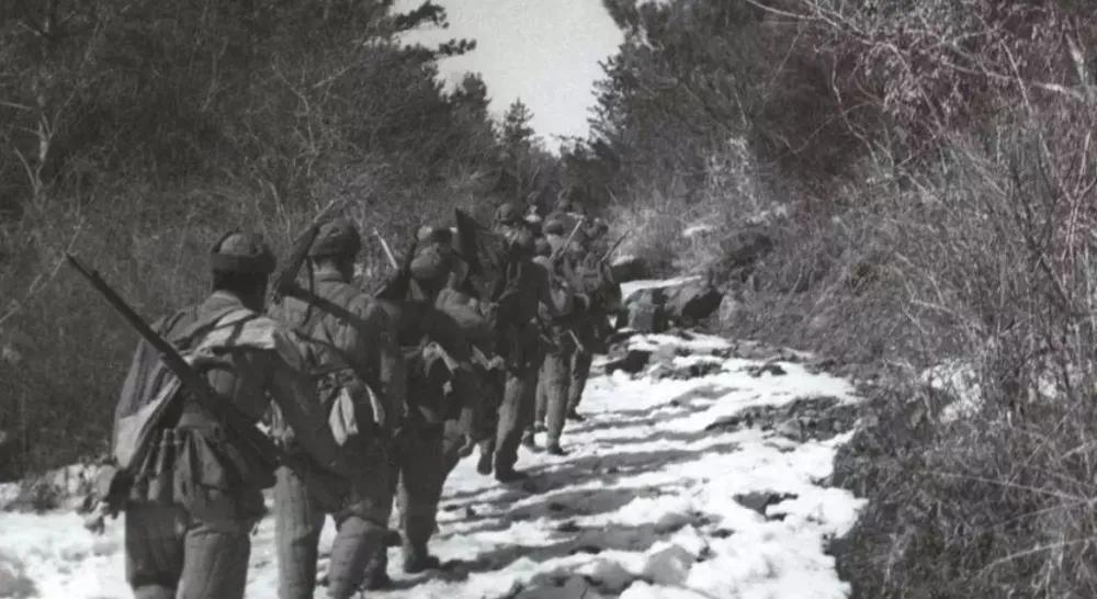 朝鲜战争中，27的一支侦察部队在进行穿插战时，来到一间破房子里，战士们一看，桌子