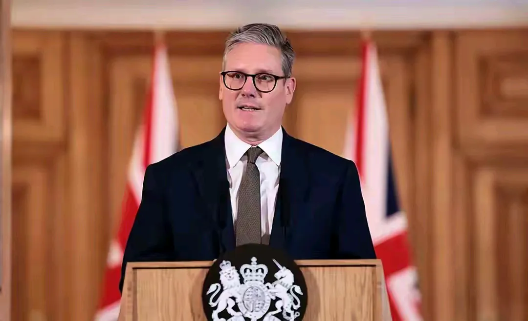 上帝的选民再遭“侮辱”！
斯塔默干了一件正事，英国正式承认巴勒斯坦国。
英国是美