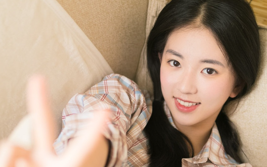 前一晚还跟我床头缠绵的男友，此时正单膝跪地，跟另一个女孩浪漫求婚......