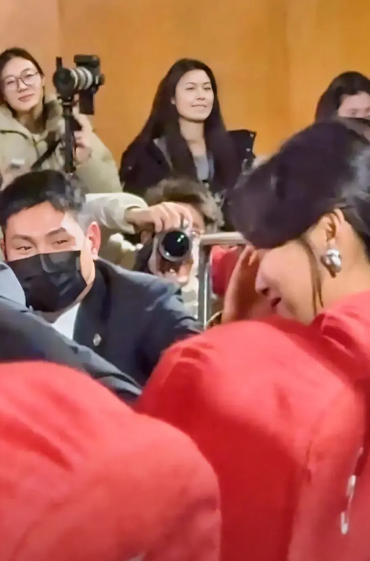 能把东北大妞辛芷蕾看得害羞，这位哥哥真的厉害！他这眼神实在是太肆无忌惮了吧？好欲