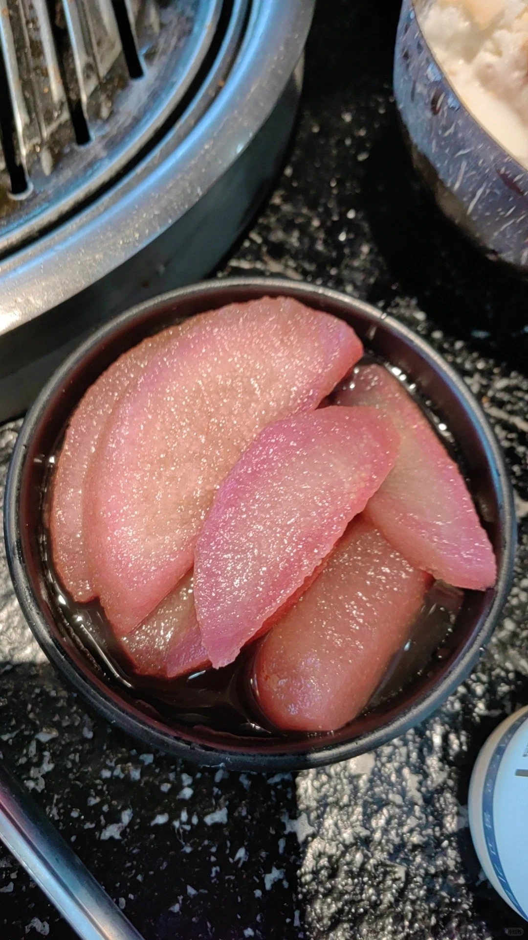 发明这玩意儿的人是个天才！
在一家韩国烤肉的小料区看见这个粉红色的东西，一开始以