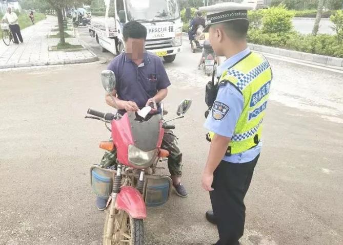 “警察不追我，我能跑吗？”湖南张家界，大海搞了一辆套牌摩托车，正在骑行时，恰好碰