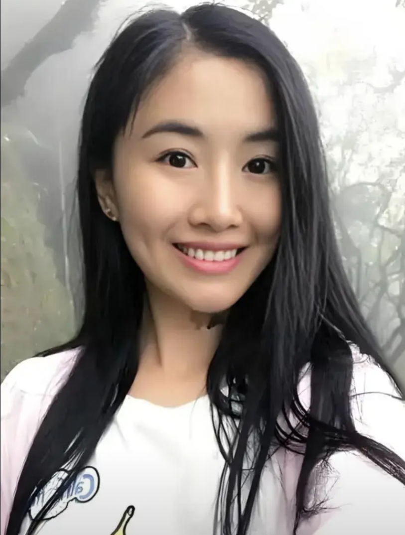 翟欣欣骗婚用了什么手段

1、利用自己父母大学背景及舅舅公安大学教师的身份

2